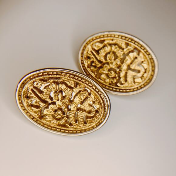 VTG Cut Out Filigree Clip-On Earrings Gold Tone Egyptian Revival Floral 50s-60s - Picture 3 of 8